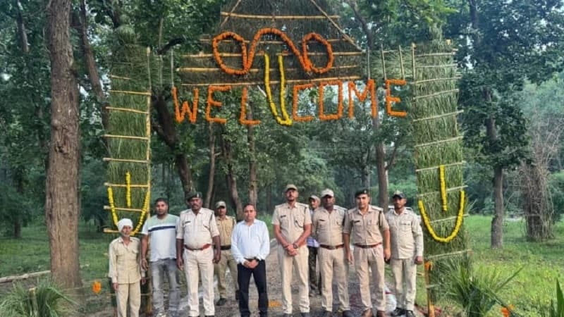बांधवगढ़ रिजर्व के गेट पर पर्यटकों का स्वागत करते हुए पार्क अधिकारीगण